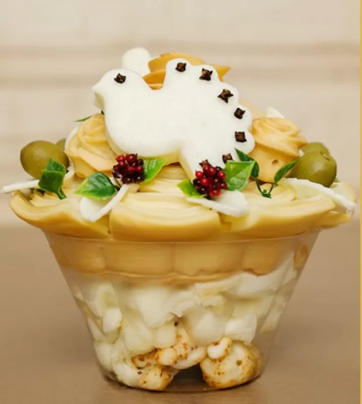 Sýrová kytka s holubicí