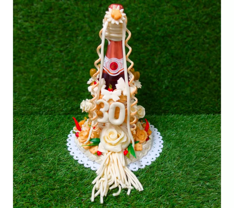 Červené víno zdobené sýrem s číslem