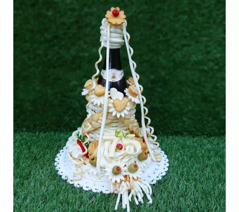 Bílé víno zdobené sýrem s číslem