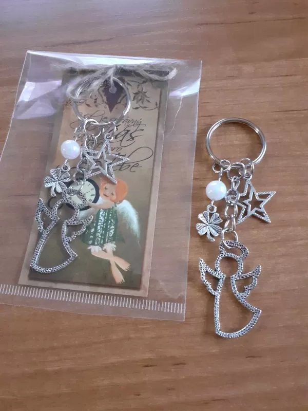 Andílek obrys s přízdobou čtyřlístek štístko a hvězda